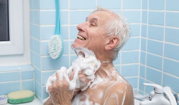 ¿Es mejor ducharse por la mañana o antes de acostarse? Esto dice la ciencia