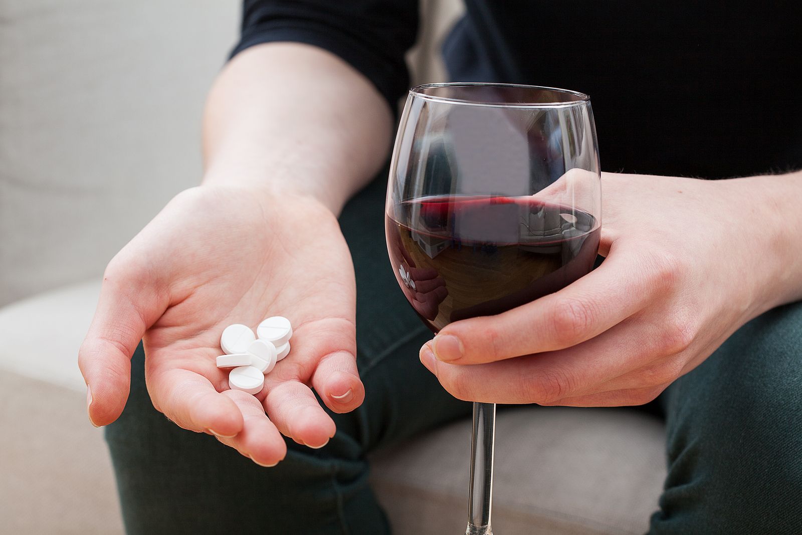 Alcohol y medicamentos: expertos advierten de los riesgos de combinar estas sustancias
