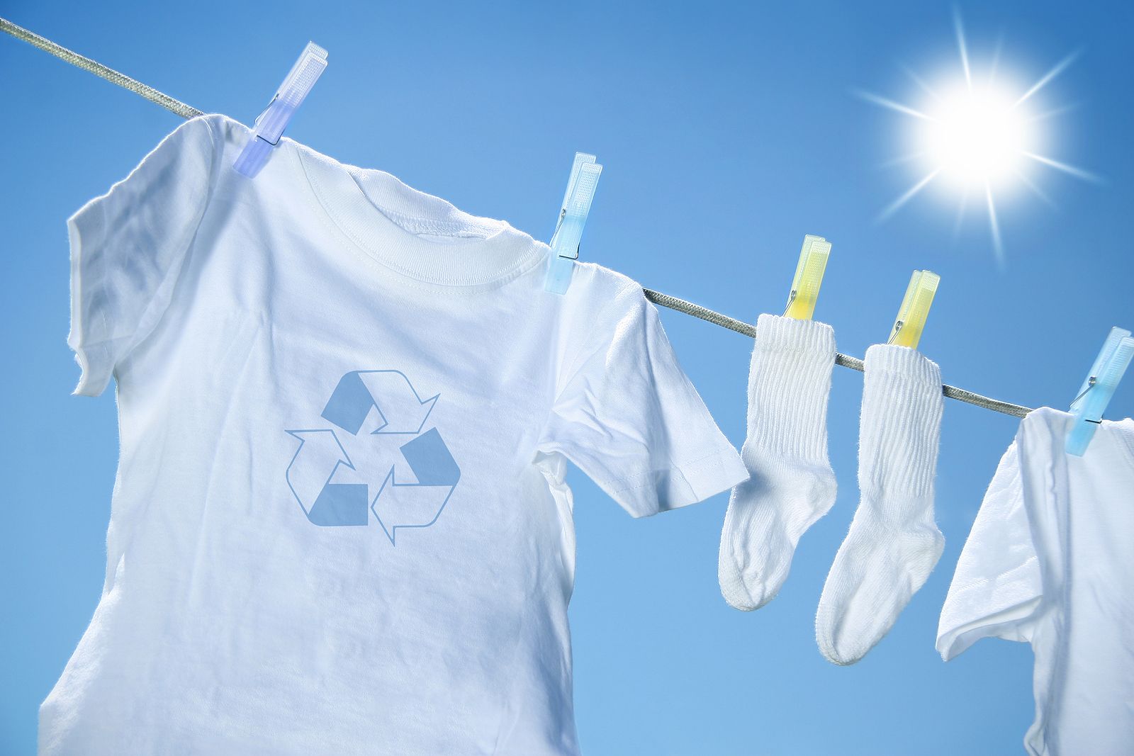 Cómo recuperar el blanco de la ropa sin lejía