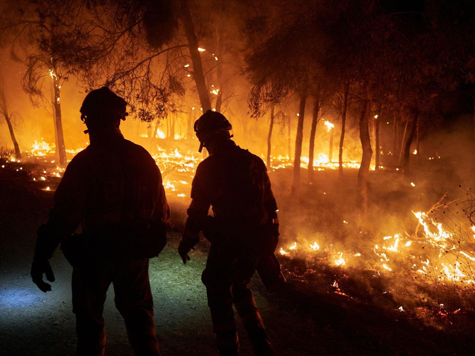 Última hora sobre incendios: el fuego llega a Las Médulas, mientras Ourense lucha contra las llamas