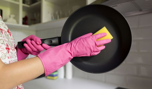 El truco definitivo para devolver la vida a tus sartenes, según el chef Ángel León