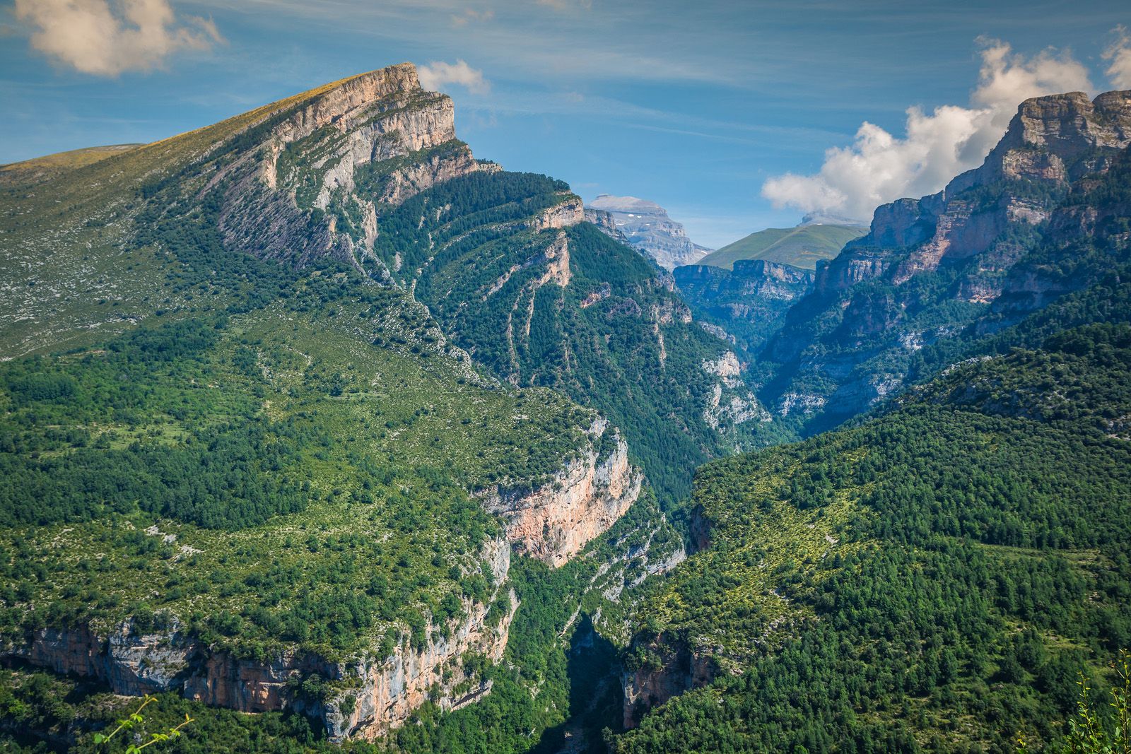 Al sur de Monte Perdido serpentea el cañón del Añisclo, formación natural del Pirineo aragonés