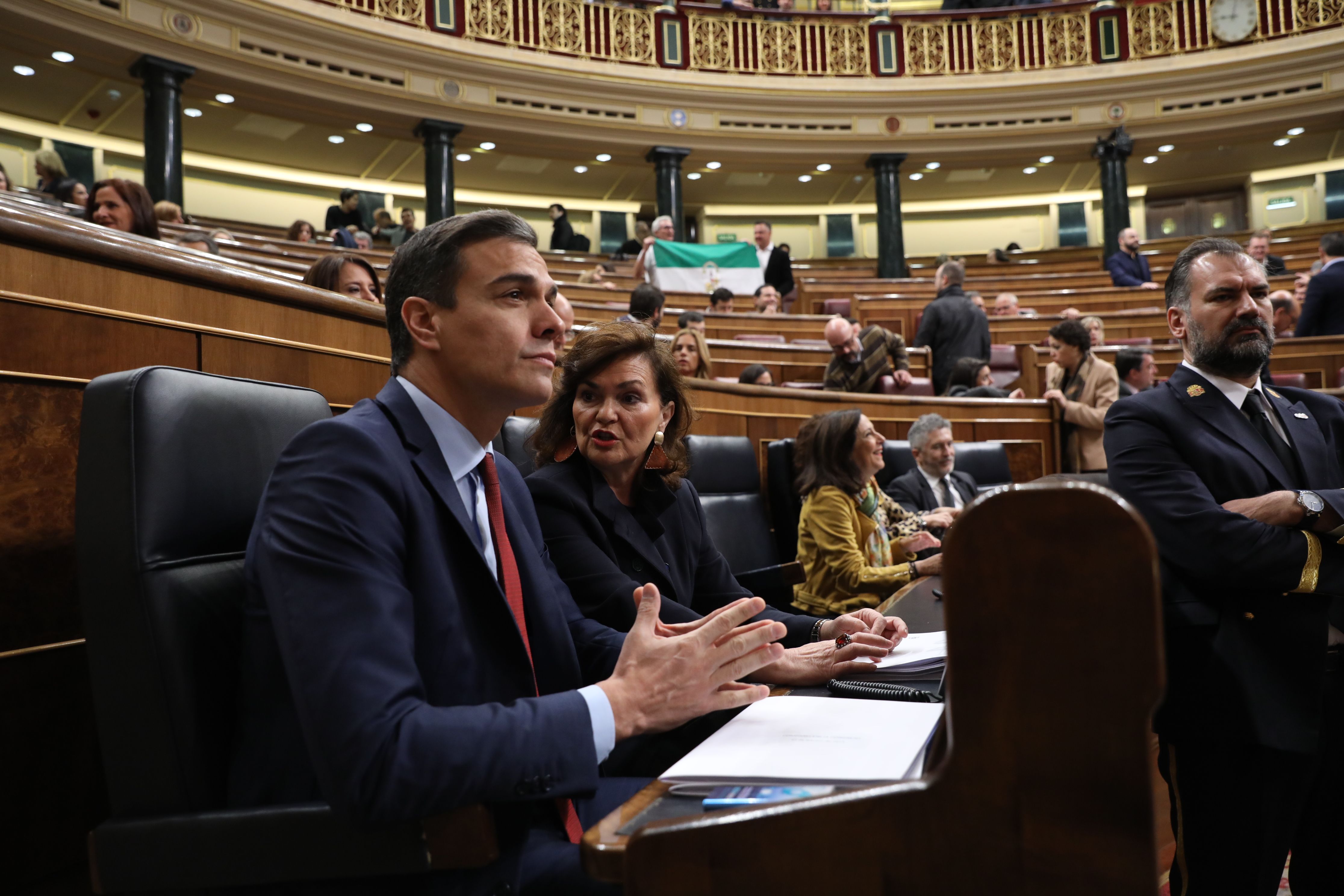 EuropaPress 1960725 El presidente del Gobierno Pedro Sánchez y la vicepresidenta ministra de la presidencia Relaciones con las Cortes e Igualdad Carmen Calvo sentados en sus escaños en el Congreso de los Diputtados antes de la comparece