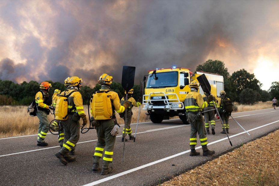 EuropaPress 6897954 bomberos trabajan extinguir incendio 10 agosto 2025 molezuelas carballeda