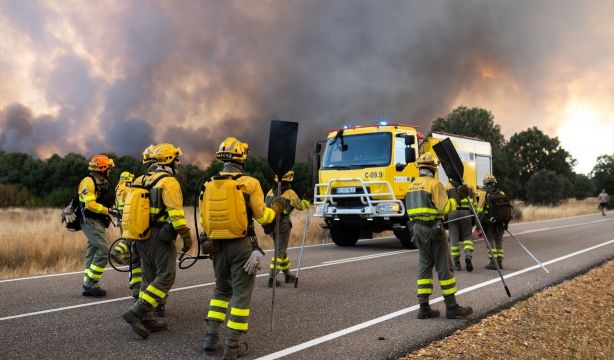 ¿Qué debes hacer si vas en coche por la carretera y te encuentras un incendio? La DGT responde