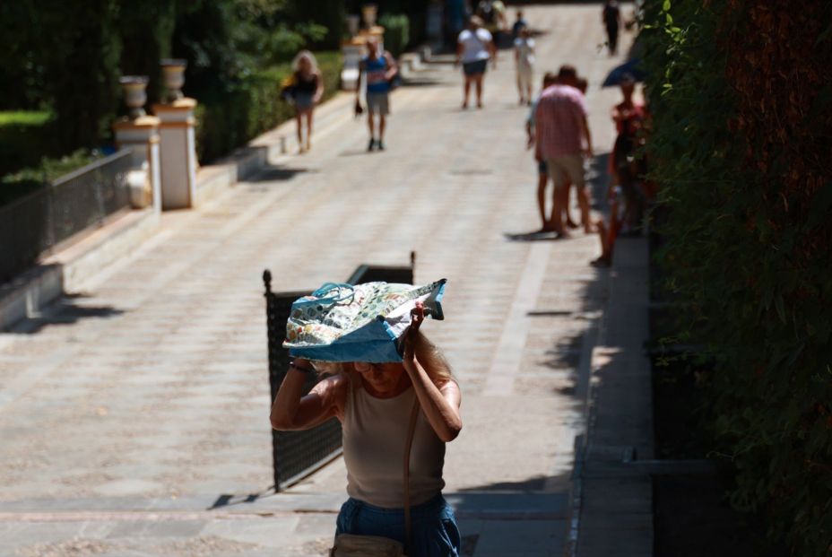 EuropaPress 6152343 persona resguarda sol bolsa soportar altas temperaturas 10 agosto 2024