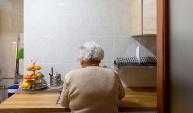 La soledad de las personas mayores se acentúa en verano: estas son 5 medidas para combatirla