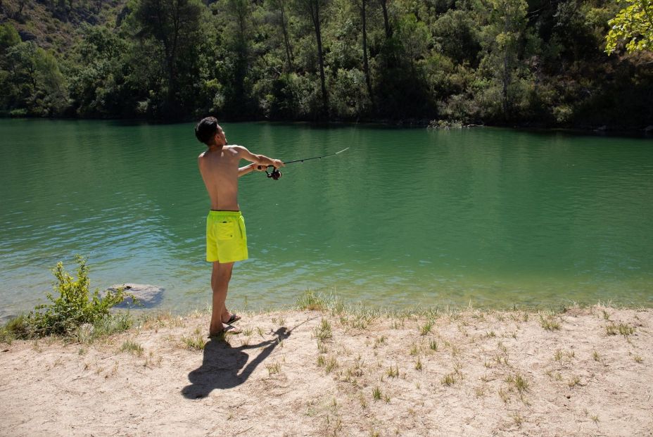 EuropaPress 4636079 persona pescando embalse bolarque 20 agosto guadalajara castilla la mancha