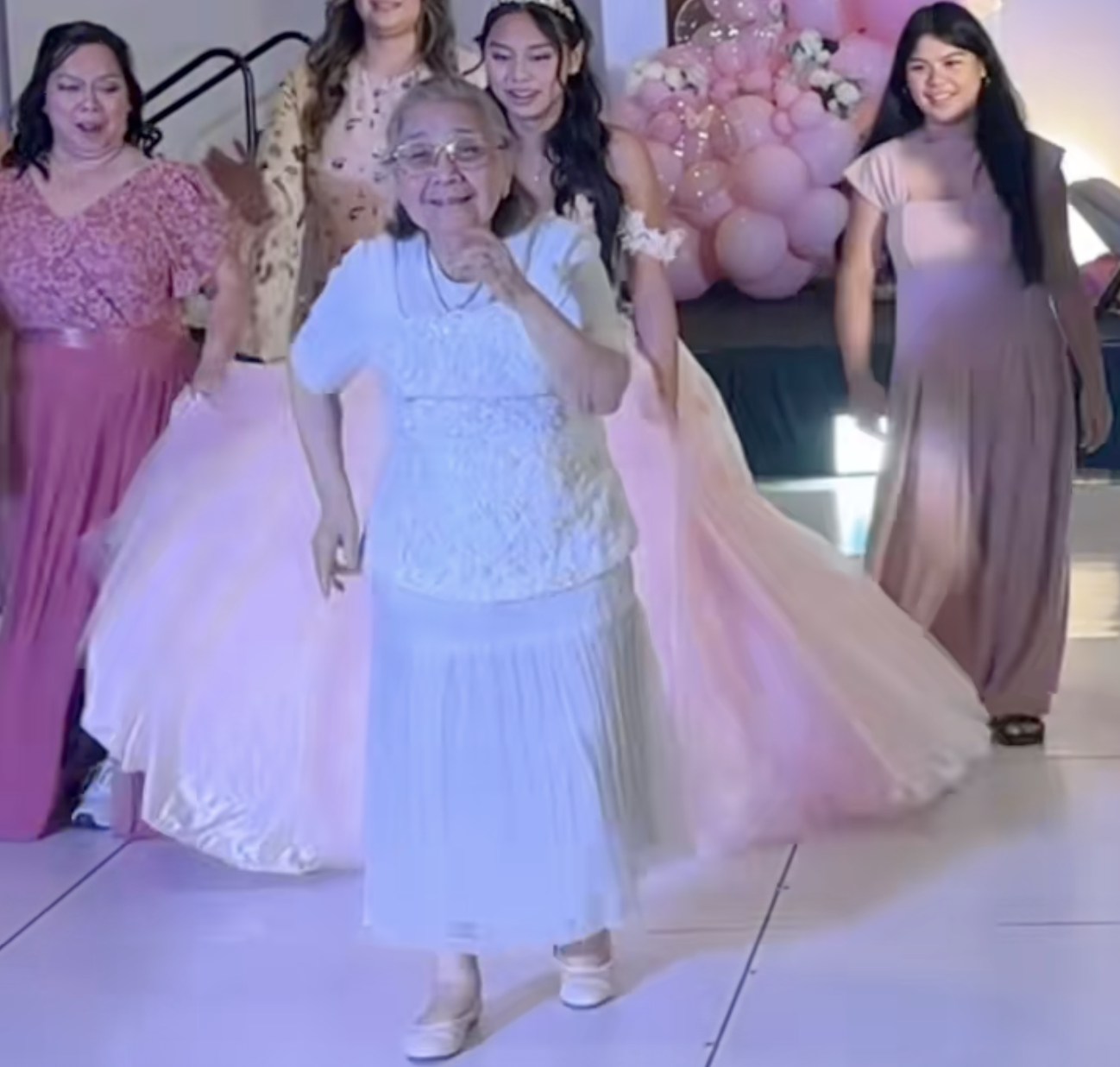 Una mujer de 90 años se hace viral en el cumpleaños de su nieta por sus bailes y las redes estallan