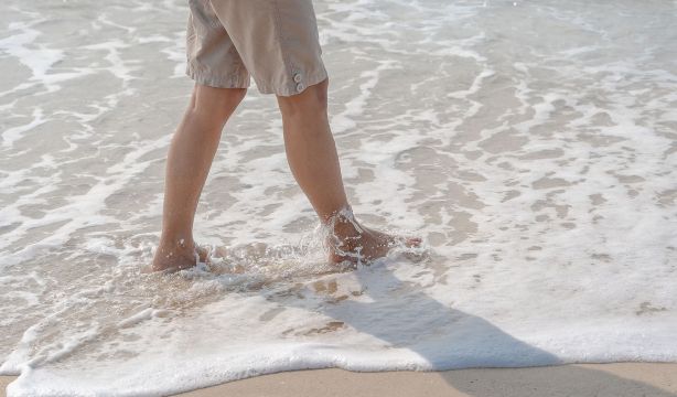 Un varón andando por la playa. (Bigstock)