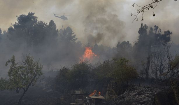 EuropaPress 6899731 helicoptero trata extinguir incendio 12 agosto 2025 seixalbo ourense