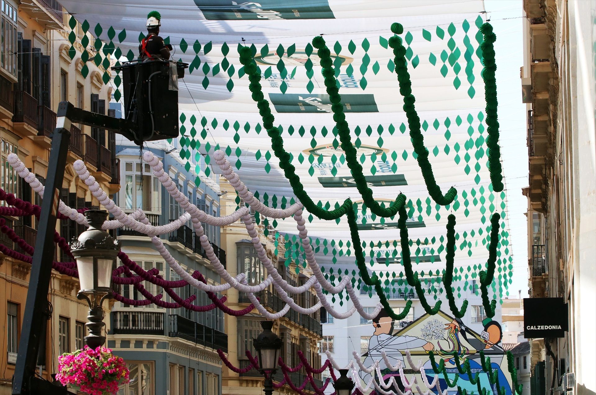 La Feria de Málaga arranca con sus tradicionales fuegos artificiales, música y un show de drones