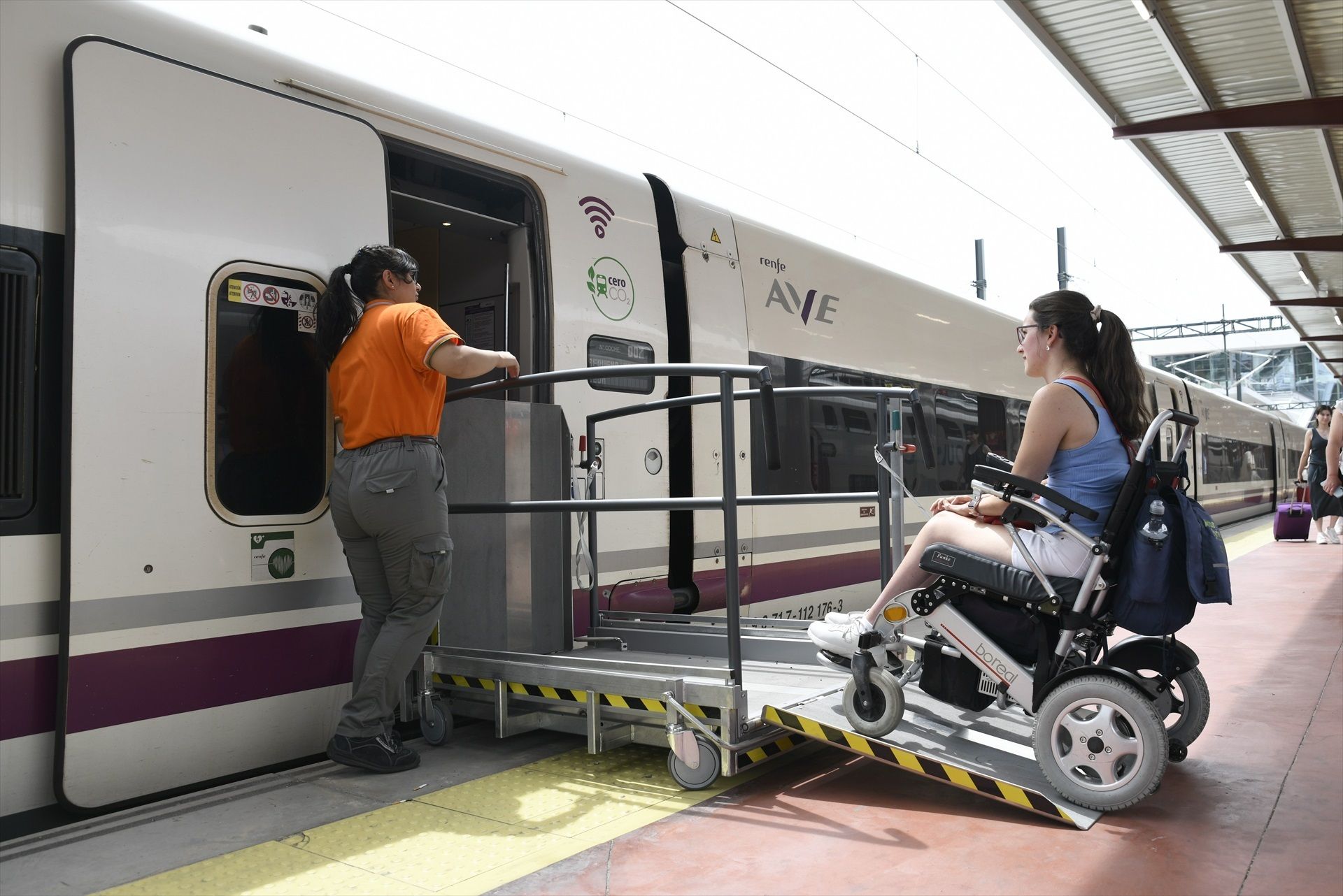 Adif Acerca amplía ayudas para facilitar el acceso al tren a viajeros en silla de ruedas