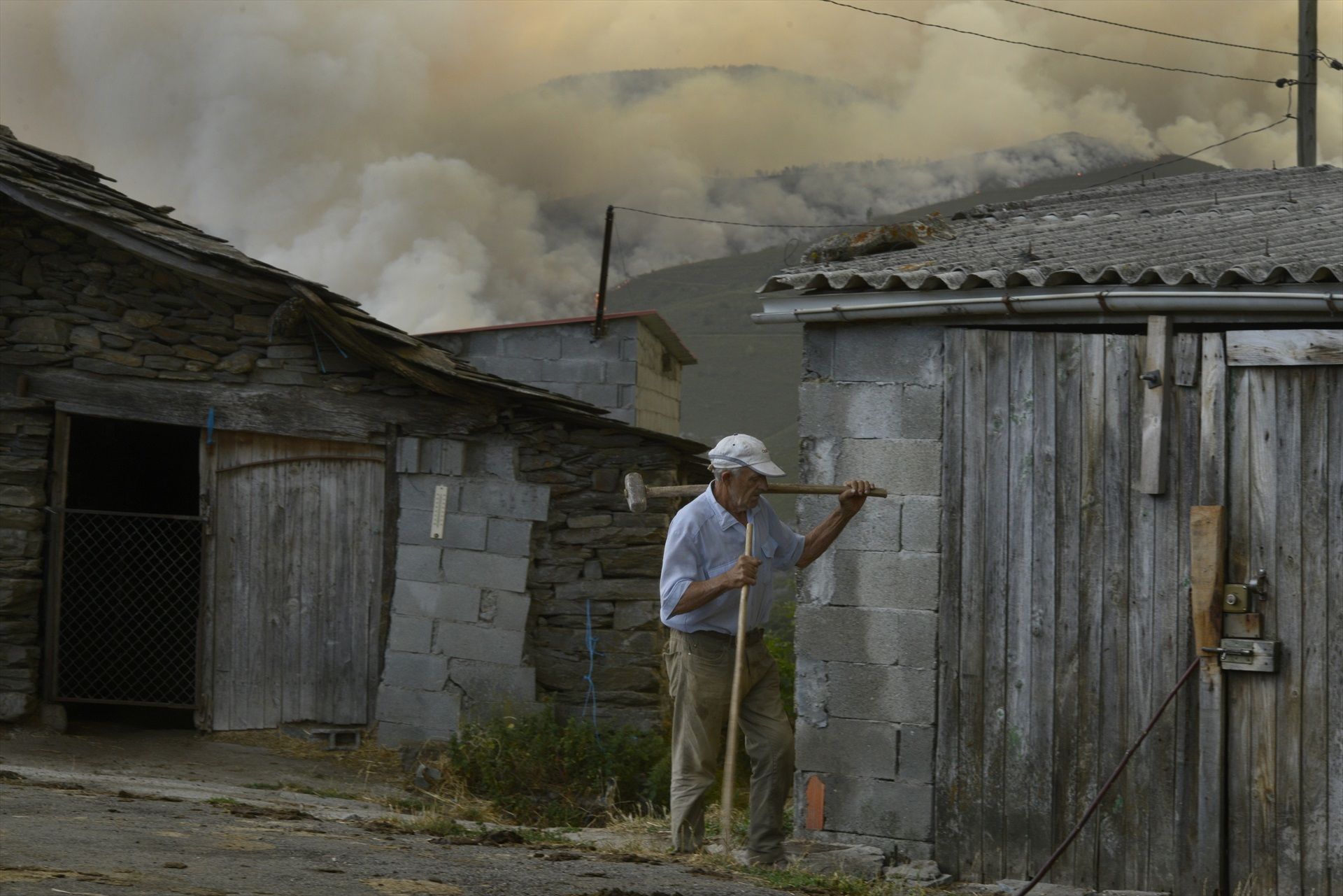 EuropaPress 4622310 incendio forestal chandrexa queixa nivel aldea as taboazas ourense 10 08 22