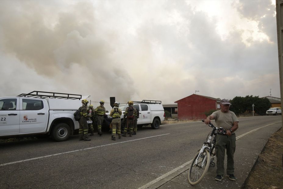 EuropaPress 6900830 varios bomberos tratan extinguir fuego 13 agosto 2025 minambres valduerna EuropaPress 6900830 varios bomberos tratan extinguir fuego 13 agosto 2025 minambres valduerna