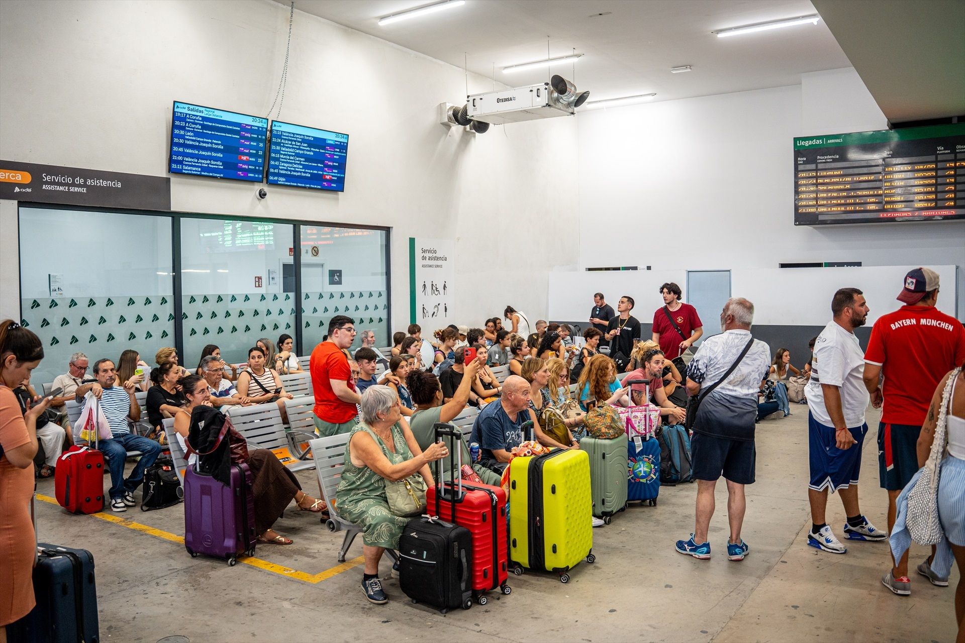 Cortes en la circulación de trenes y carreteras por los incendios: suspendido AVE Madrid-Galicia