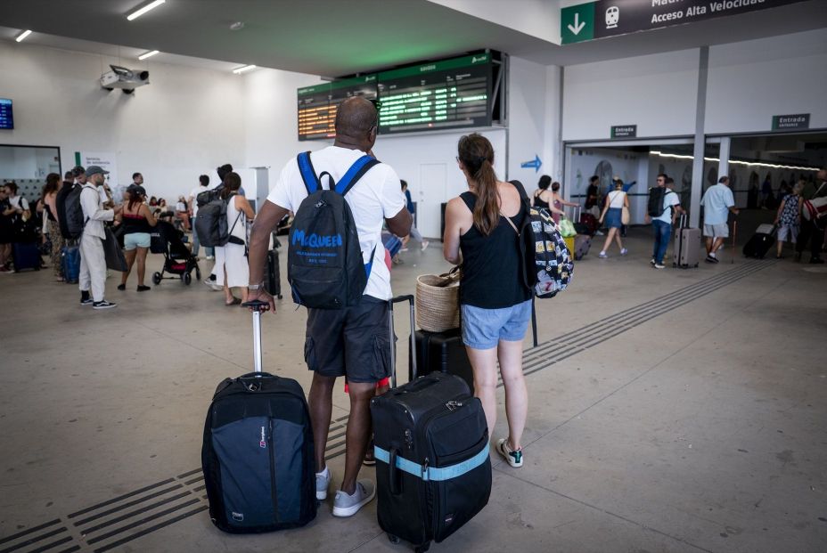 EuropaPress 6901190 varias personas esperan maletas observan carteles salidas estacion EuropaPress 6901190 varias personas esperan maletas observan carteles salidas estacion
