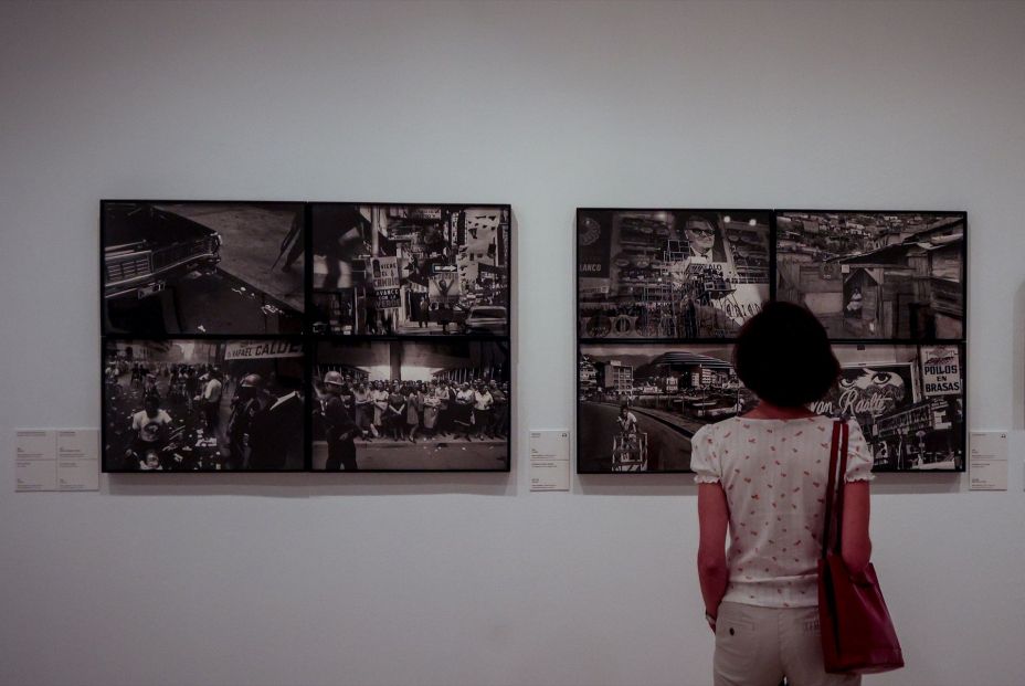 EuropaPress 4634569 mujer observa fotografias serie karakarakas exposicion paolo gasparini