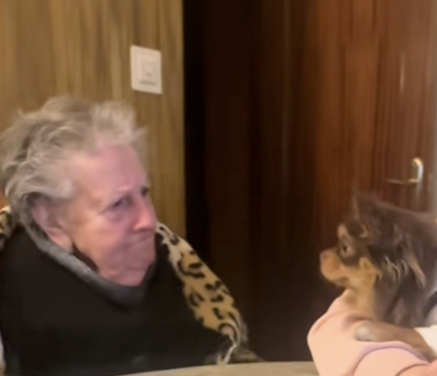 Una mujer visita a diario a la mejor amiga de su abuela ya fallecida: "Ella estaría orgullosa de tí"