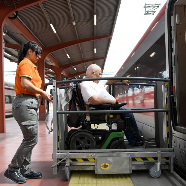 Adif Acerca amplía ayudas para facilitar el acceso al tren a viajeros en silla de ruedas (ADIF - Europa Press) Adif Acerca amplía ayudas para facilitar el acceso al tren a viajeros en silla de ruedas (ADIF - Europa Press)