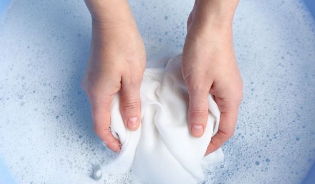 4 trucos caseros que ayudan a eliminar las manchas de lejía de la ropa