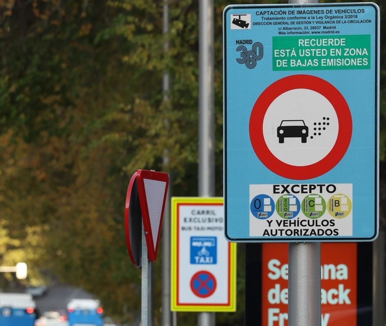 Cambio en las etiquetas ambientales de la DGT en 2026: ¿podría tu coche dejar de tener distintivo?