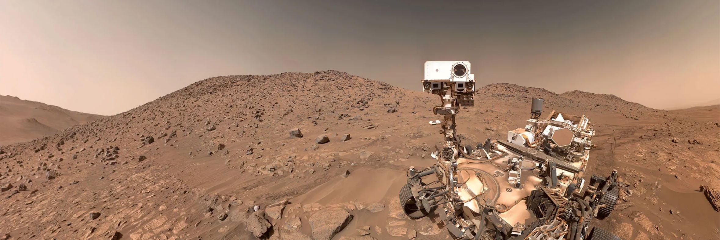 El robot explorador Perseverance de la NASA descubre una roca con forma de casco en Marte