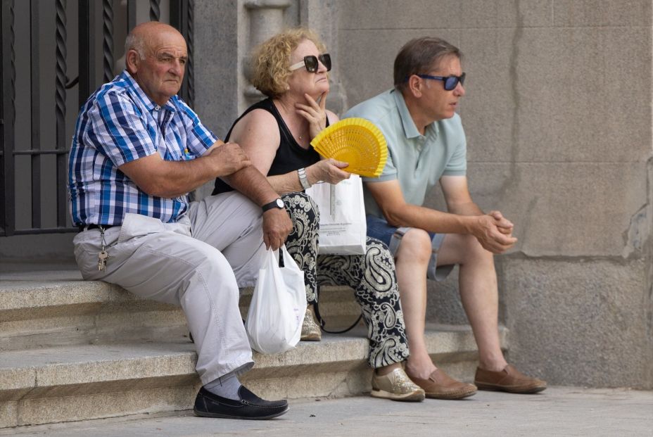 EuropaPress 6120862 varias personas sientan sombra 30 julio 2024 madrid espana comunidad madrid