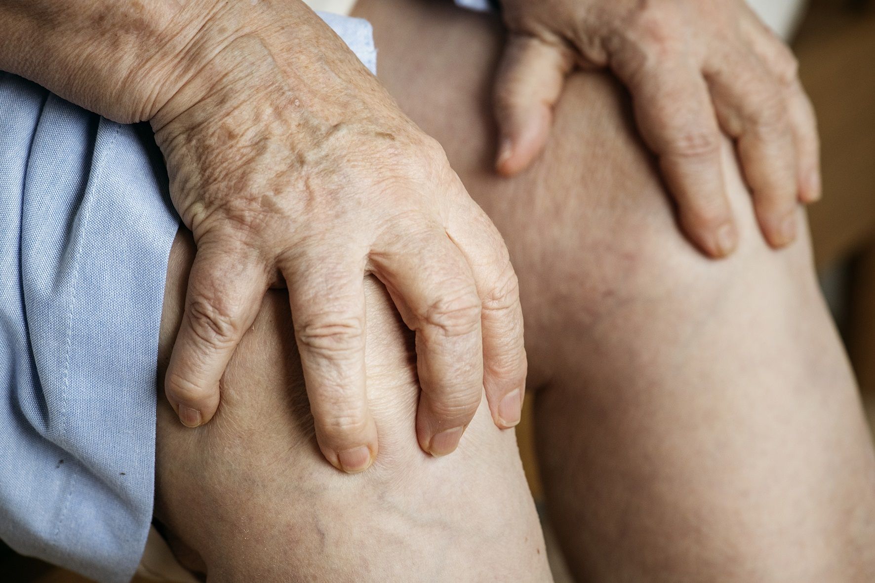 Artrosis de rodilla: la manera de plantar el pie al caminar puede influir en el dolor