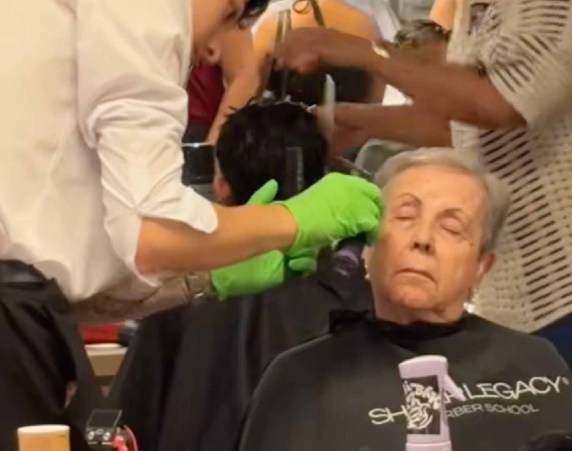 VÍDEO: Un joven se queda sin modelo para un concurso de barberos y su abuela se ofrece para ayudarlo (TikTok: queenanya77)