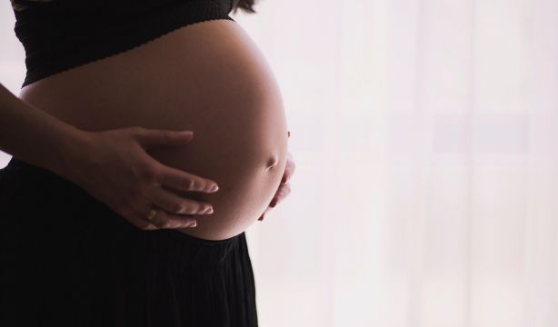 España registra mil nacimientos más que en 2024, pero la natalidad continúa en mínimos