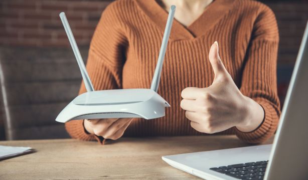 Internet y telefonía móvil repiten como los servicios mejor valorados por los españoles. Foto. Bigstock.