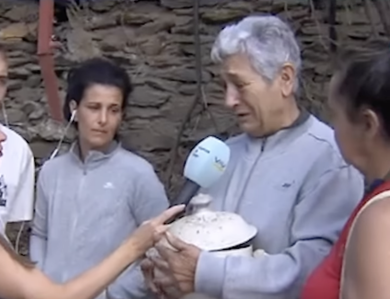 Manoli conserva en una sopera las cenizas de su casa: es lo único que ha podido recuperar 
