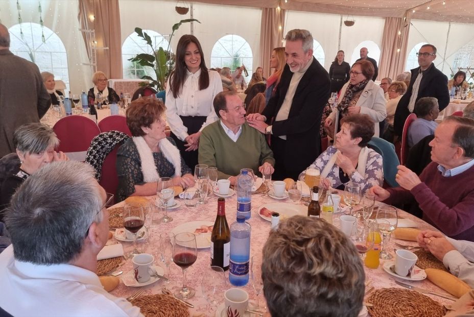EuropaPress 5649712 alcalde valdepenas jesus martin comida navidena centros mayores lucero EuropaPress 5649712 alcalde valdepenas jesus martin comida navidena centros mayores lucero