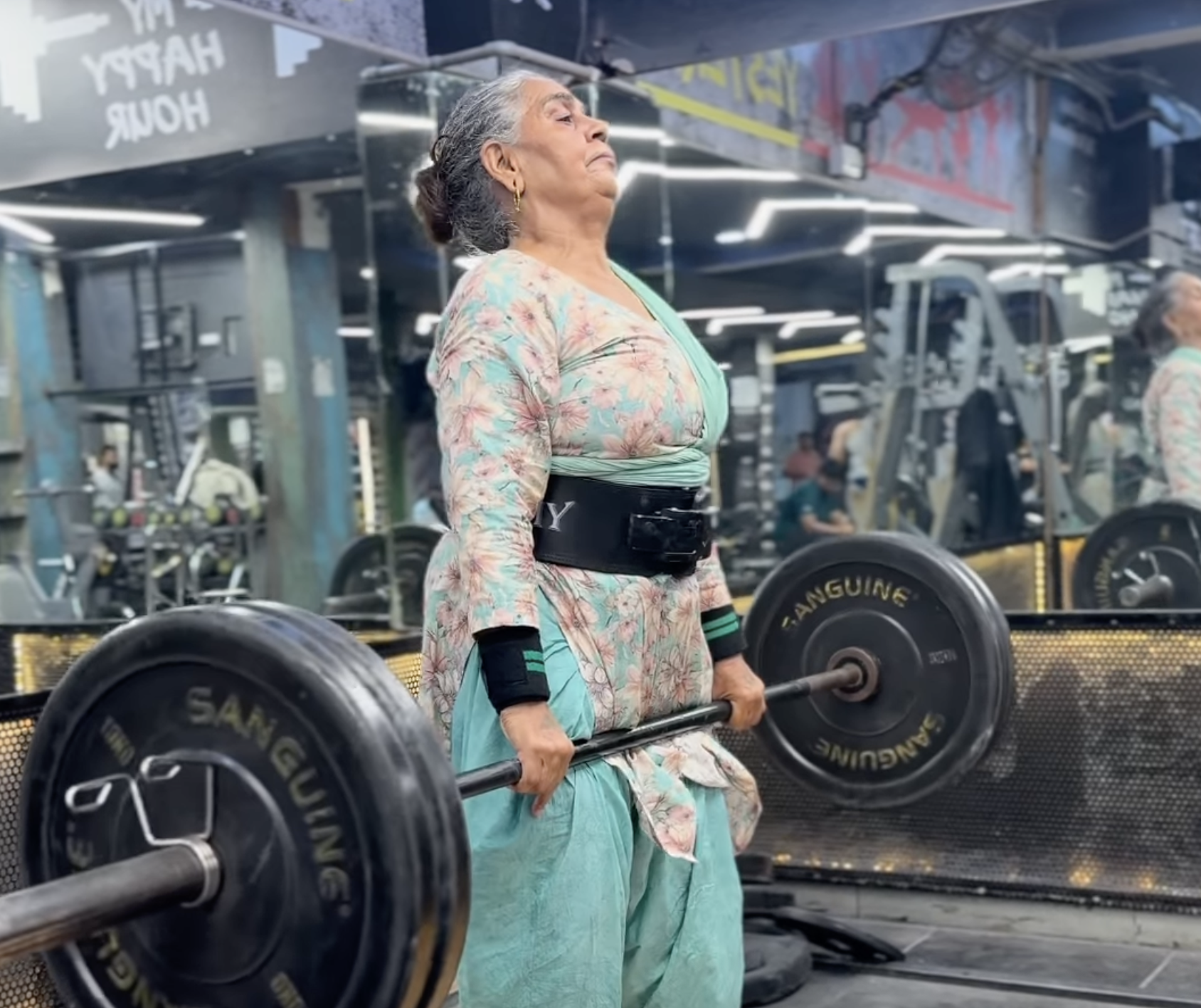 La sorprendente historia de la mujer mayor que carga más de 100 kilos para controlar la artritis
