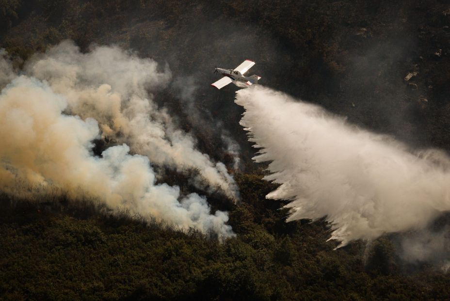 EuropaPress 6915488 efectivos aereos bomberos labores extincion incendio avion 25 agosto 2025