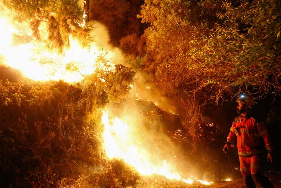 EuropaPress 6916168 bombero trabaja extincion incendio 25 agosto 2025 pobra brollon lugo EuropaPress 6916168 bombero trabaja extincion incendio 25 agosto 2025 pobra brollon lugo