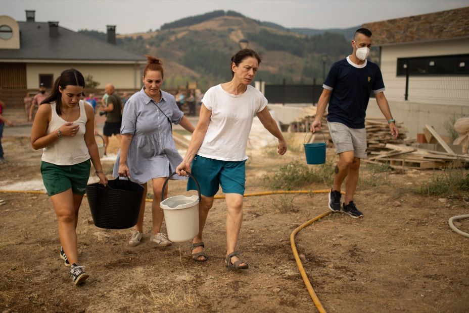 EuropaPress 6914310 vecinos localidad ayudan tareas extincion incendio 24 agosto 2025