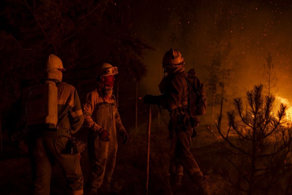 EuropaPress 6912223 grupo bomberos forestales tratan extinguir fuego 22 agosto 2025 argayo leon