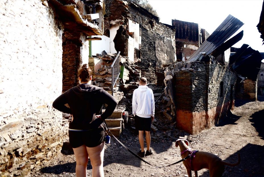 EuropaPress 6911557 varios vecinos pasean ruinas incendio 22 agosto 2025 cernego ourense