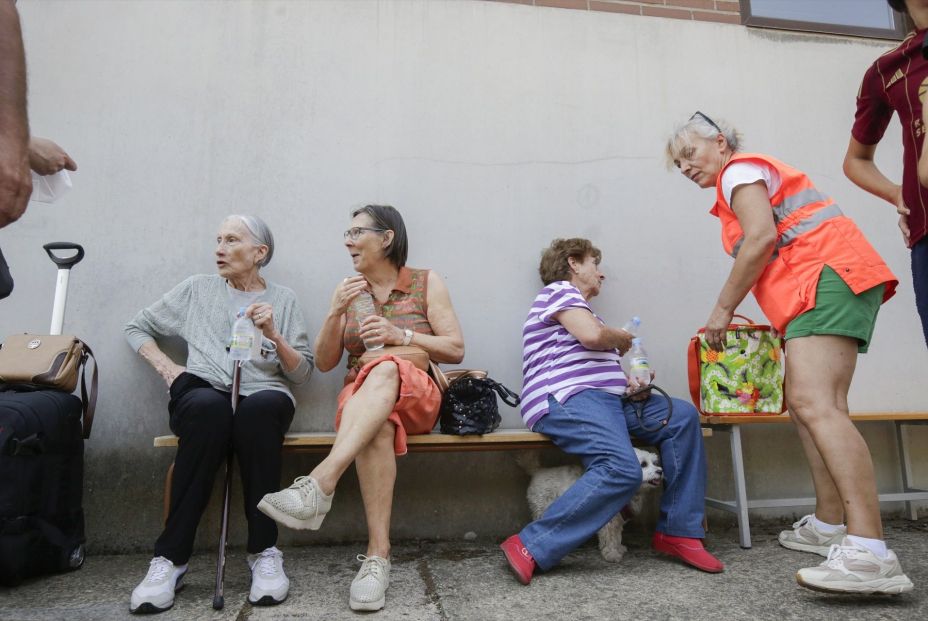 Un grupo de personas desalojadas de Salientes en el pabellón municipal de Palacios del Sil, a 15 de agosto de 2025, en Palacios del Sil, León, Castilla y León