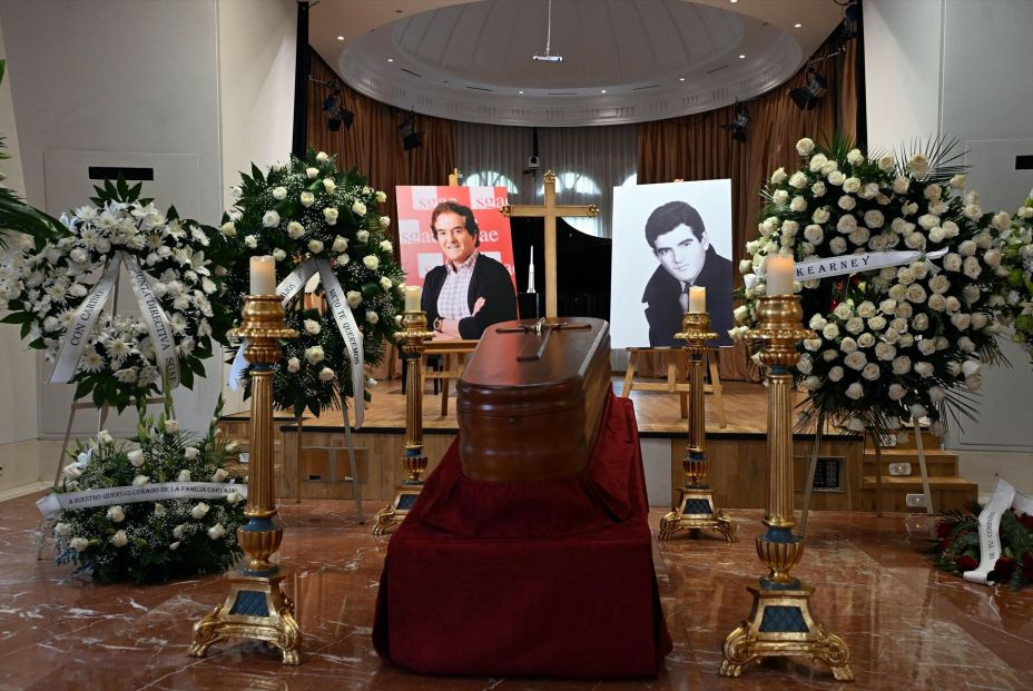 EuropaPress 6917424 imagen feretro restos mortales manuel calva junto retratos cantante capilla EuropaPress 6917424 imagen feretro restos mortales manuel calva junto retratos cantante capilla