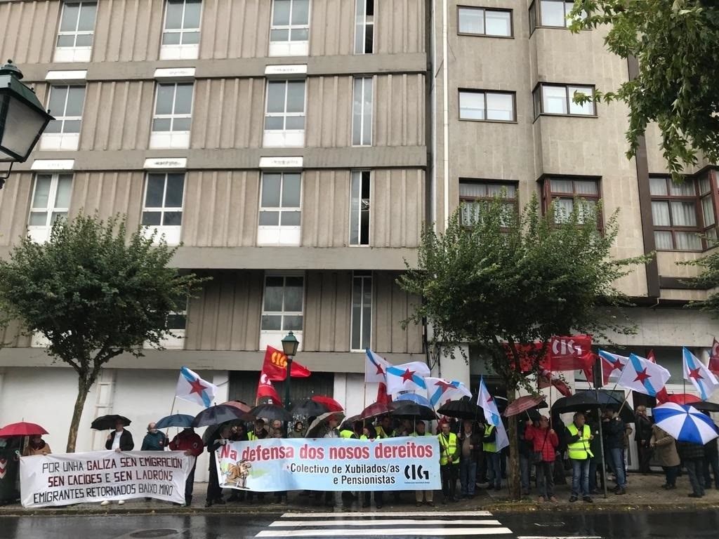Jubilados y pensionistas claman ante el Parlamento de Galicia recursos para la dependencia