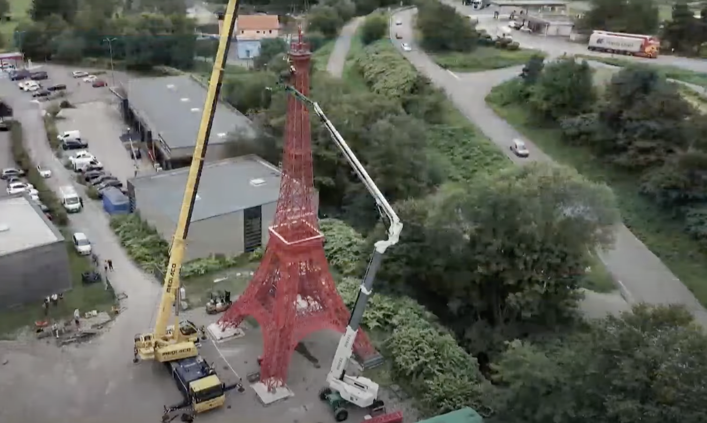 Un hombre de 77 años construyó una sorprendente réplica de la Torre Eiffel tras ocho años de trabajo
