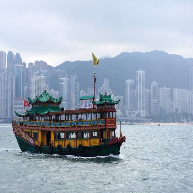 Barco en Hong Kong (bigstock)