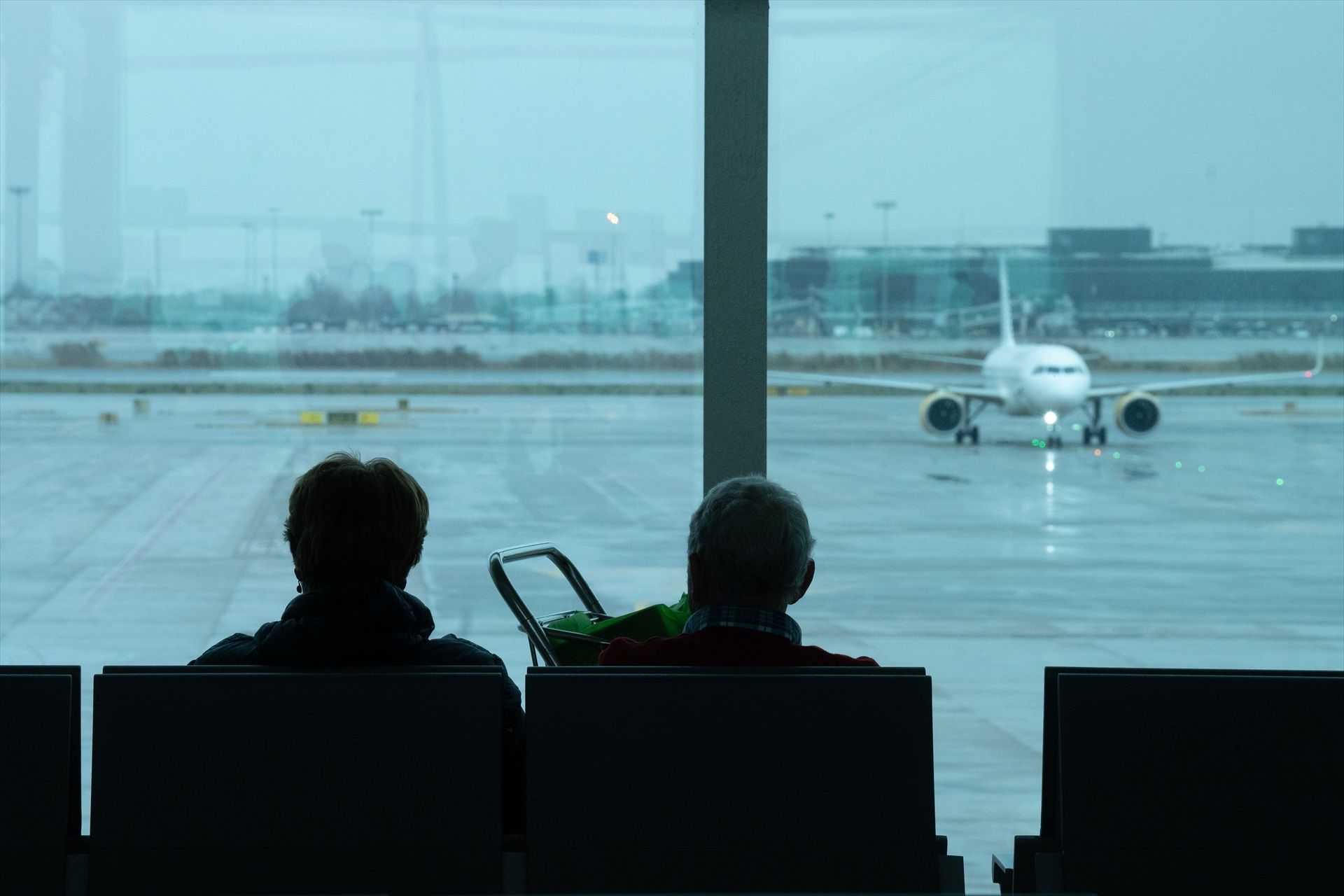 Cancelados una treintena de vuelos en el aeropuerto El Prat por las malas condiciones climáticas
