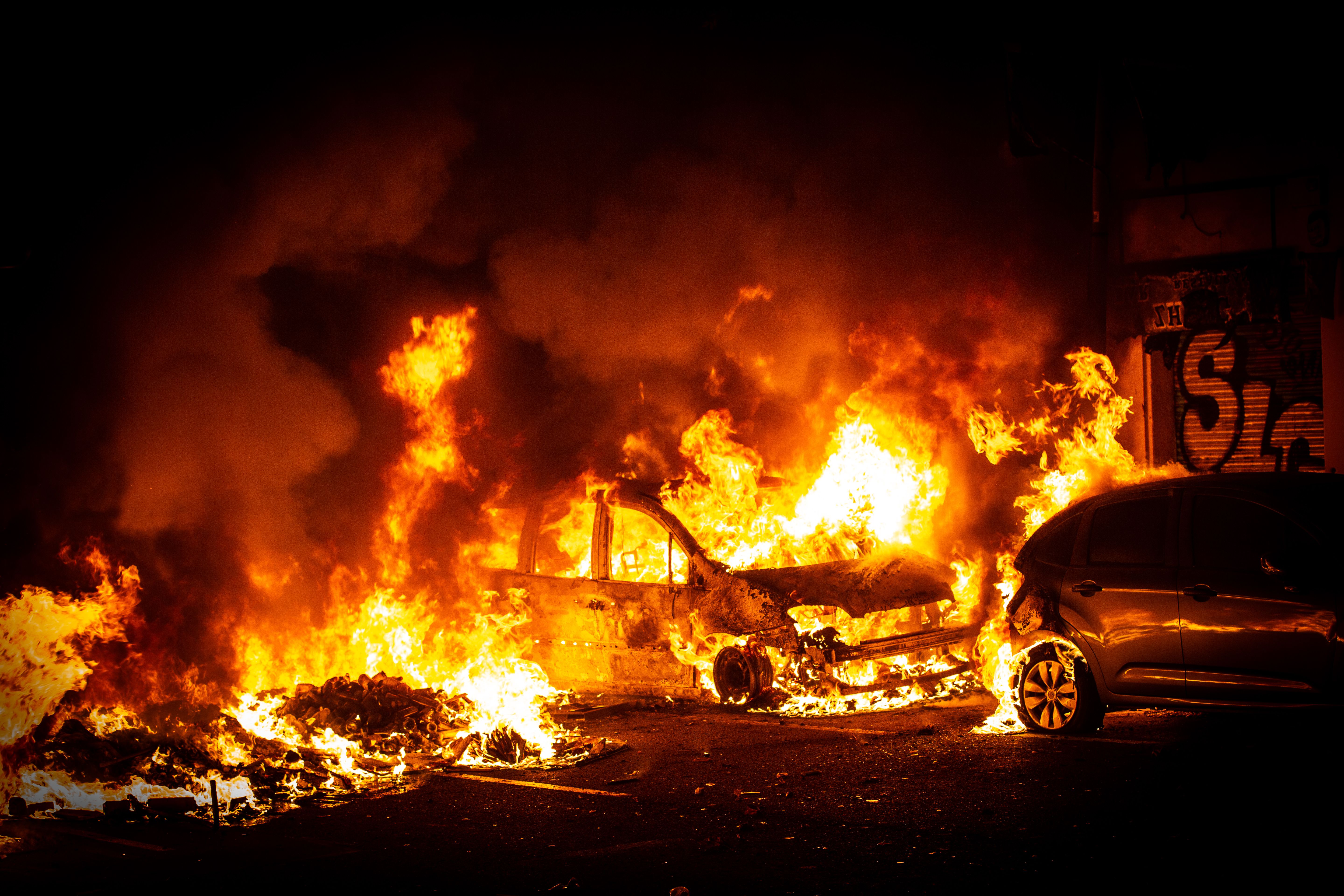  Coches arden por las hogueras encendidas por los CDR en Barcelona (Cataluña España) a 16 de octubre de 2019 