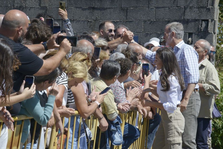 EuropaPress 6919365 reyes felipe vi letizia saludan vecinos visita ourense 28 agosto 2025