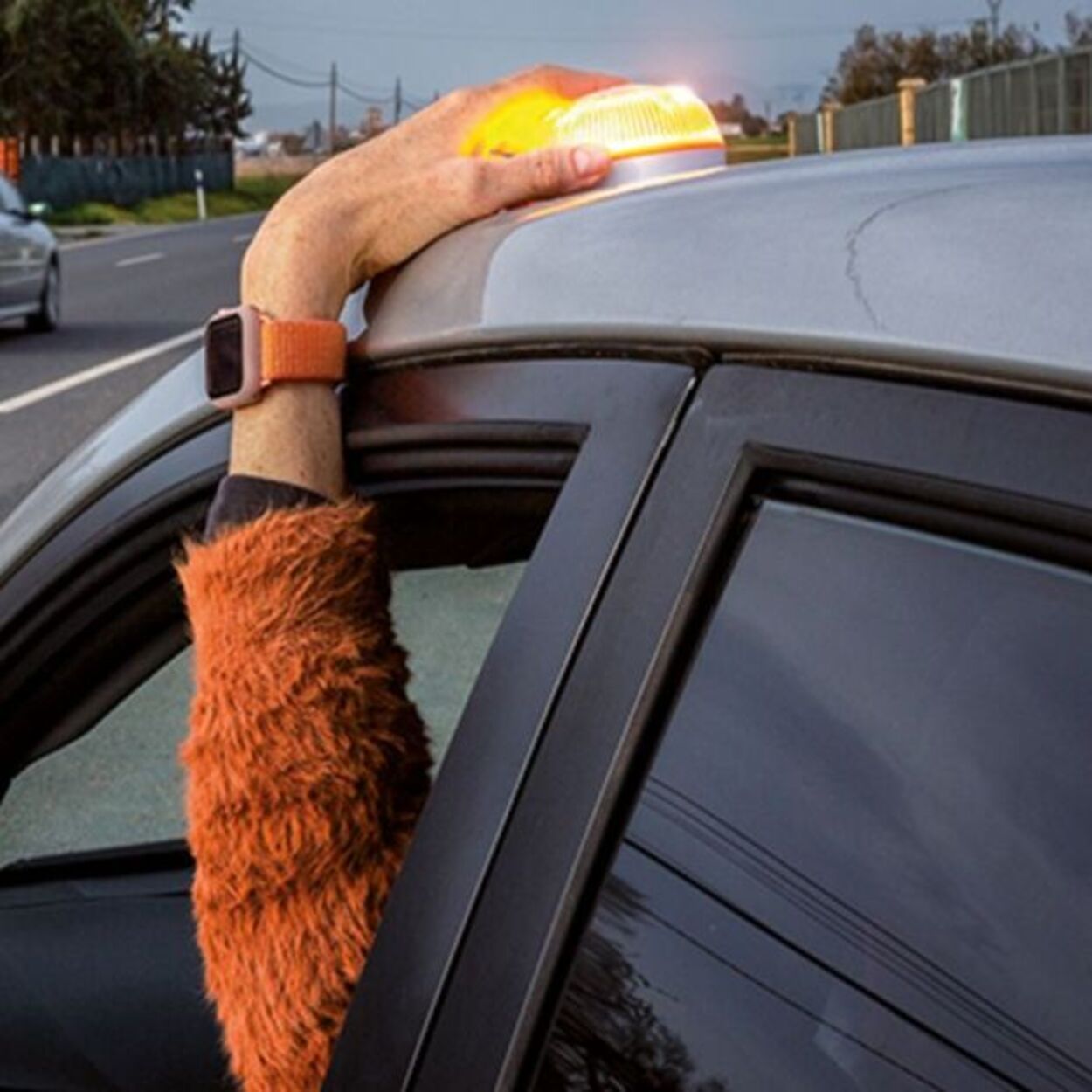 La DGT explica qué vehículos no están obligados a llevar la luz de emergencia V 16 La DGT explica qué vehículos no están obligados a llevar la luz de emergencia V 16