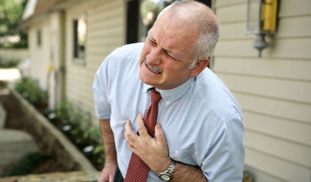 Un sénior sufriendo un infarto. (Bigstock)